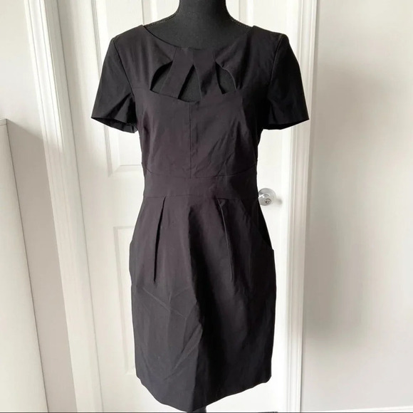 Le Chateau Stretch  Keyhole Neckline Sheath Dress - Picture 1 of 14
